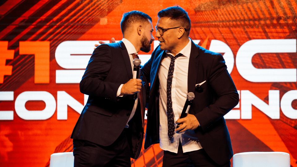 Tino Mossu en reunión de negocios - Mentoreando el éxito