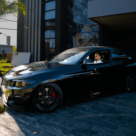 Tino con BMW - Éxito financiero